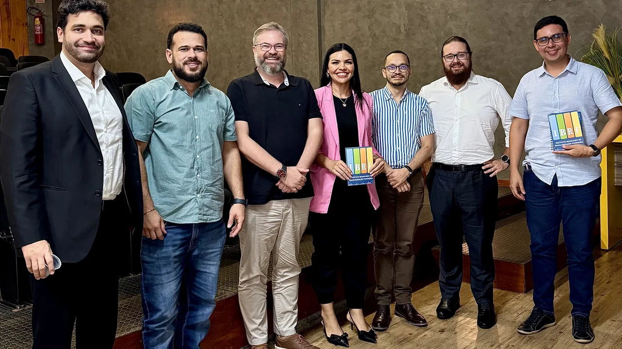 Equipe do projeto reunida no auditório do IDURB, em Canaã dos Carajás, com publicações do IBRF